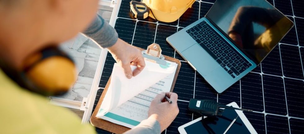 محاسبه پنل خورشیدی با لپتاپ