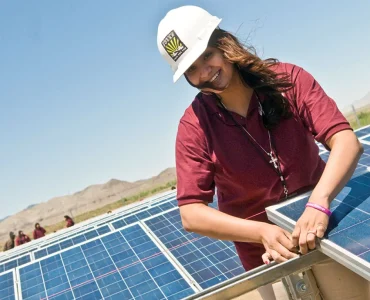 نصاب خانم پنل خورشیدی